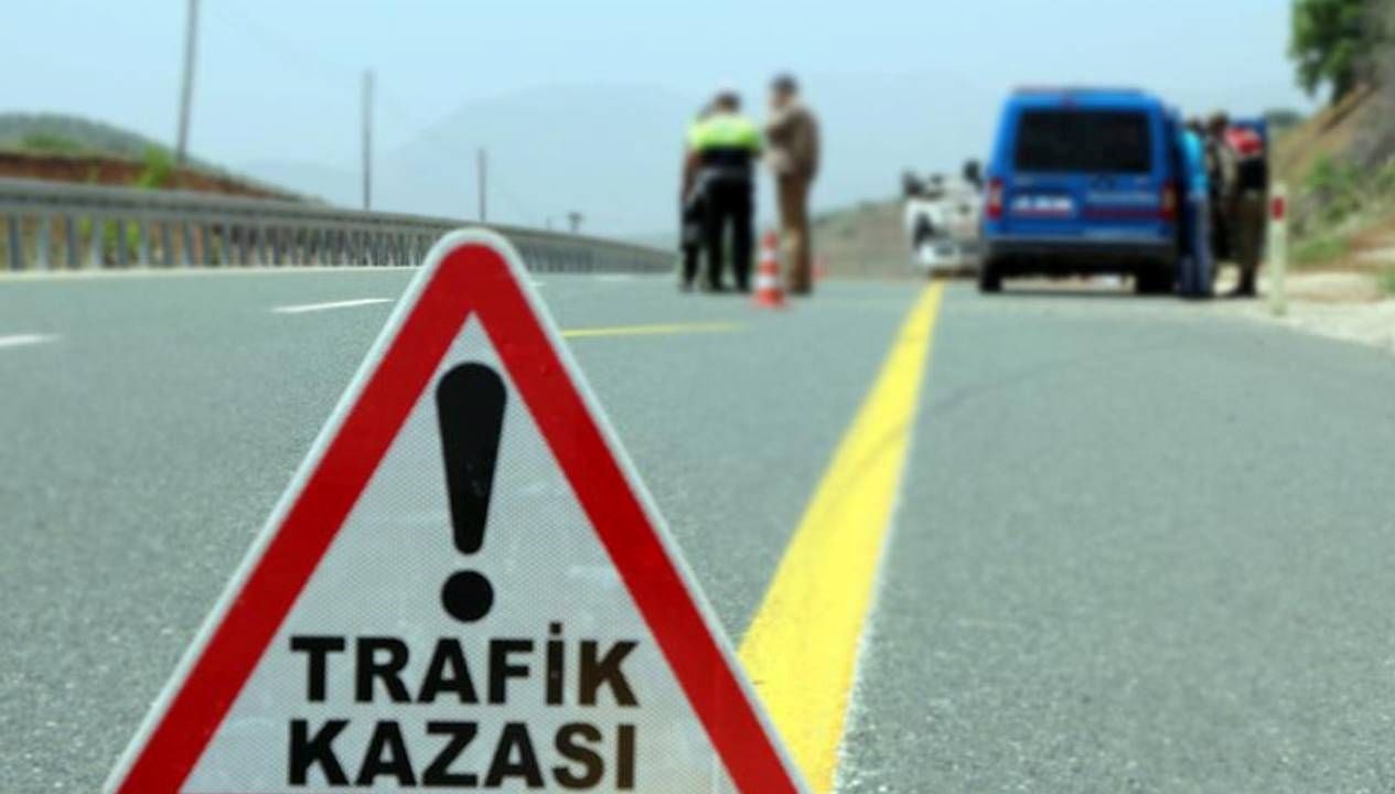 Otomobil ağaca çarptı: 2 ölü, 1 ağır yaralı